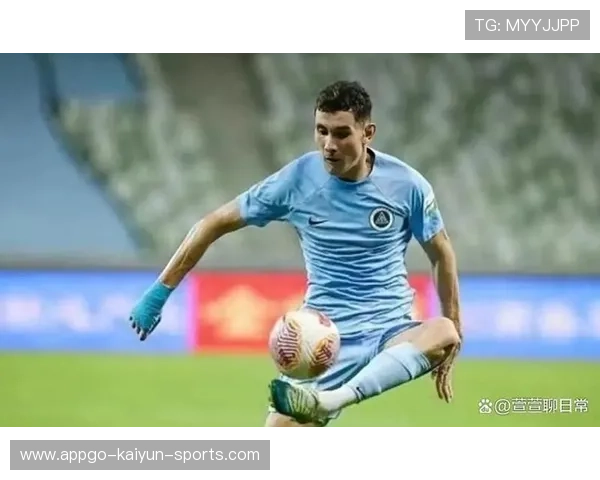 球星夜练任意球，命中率提升引教练点头称赞