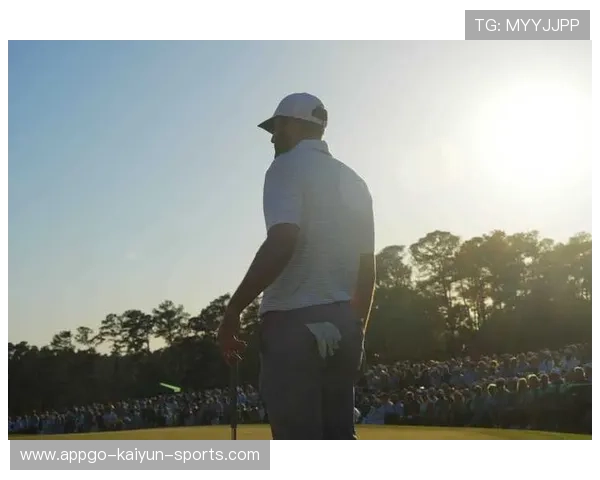 高尔夫选手在短杆训练中表现稳定 高尔夫选手在短杆训练中表现稳定