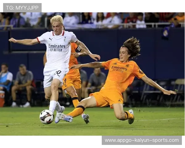 球场奇迹:全能球员在友谊赛中崭露头角,赢得教练厚望 球场奇迹:全能球员在友谊赛中崭露头角,赢得教练厚望